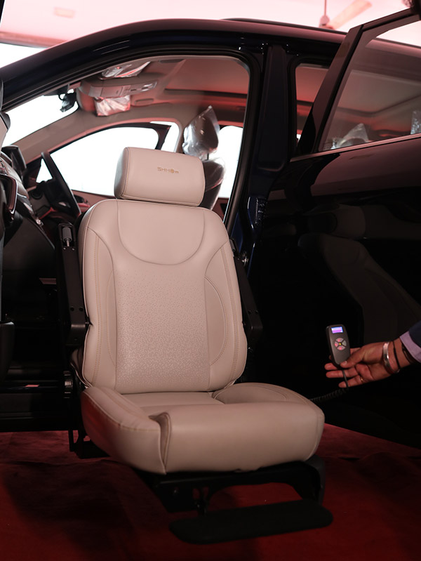 പാരാലിമ്പിക് താരം അവനി ലേഖറയ്ക്ക് കസ്റ്റമൈസ്‌ഡ് XUV700 ഗോൾഡ് എഡിഷൻ എസ്‌യുവി സമ്മാനിച്ച് മഹീന്ദ്ര