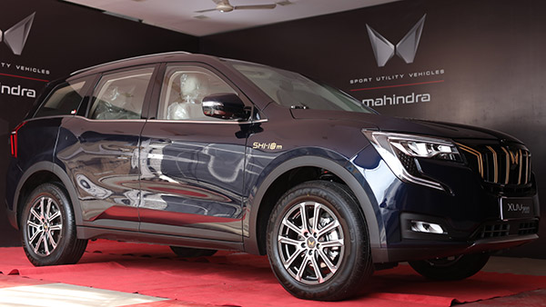 പാരാലിമ്പിക് താരം അവനി ലേഖറയ്ക്ക് കസ്റ്റമൈസ്‌ഡ് XUV700 ഗോൾഡ് എഡിഷൻ എസ്‌യുവി സമ്മാനിച്ച് മഹീന്ദ്ര