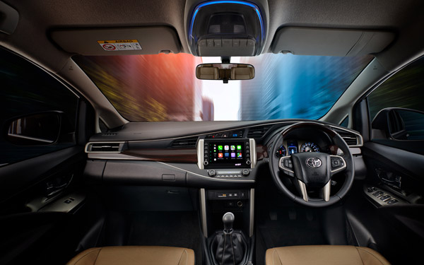 വില കൂടി, പരിഹാരവും കണ്ടുപിടിച്ച് Toyota; Innova Crysta എംപിവിയുടെ രണ്ട് ബേസ് പെട്രോൾ വേരിയന്റുകൾ വിപണിയിൽ