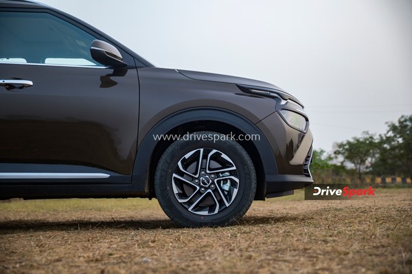 ഇന്ത്യൻ എംപിവി സെഗ്മെന്റിന് പുതുമാനങ്ങളേകാൻ Kia Carens; വില പ്രഖ്യാപനവും ലോഞ്ചും നാളെ