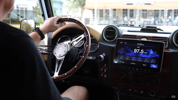 Tesla ഇലക്ട്രിക് പവർട്രെയിനുമായി ആകർഷകമായ പുത്തൻ ഭാവത്തിൽ മുൻതലമുറ Land Rover എസ്‌യുവികൾ