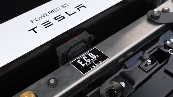 Tesla ഇലക്ട്രിക് പവർട്രെയിനുമായി ആകർഷകമായ പുത്തൻ ഭാവത്തിൽ മുൻതലമുറ Land Rover എസ്‌യുവികൾ