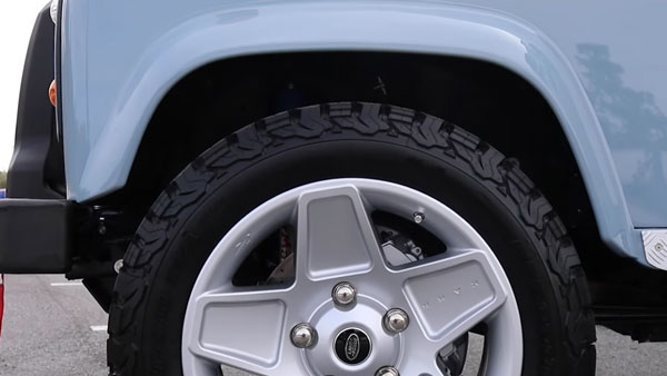 Tesla ഇലക്ട്രിക് പവർട്രെയിനുമായി ആകർഷകമായ പുത്തൻ ഭാവത്തിൽ മുൻതലമുറ Land Rover എസ്‌യുവികൾ