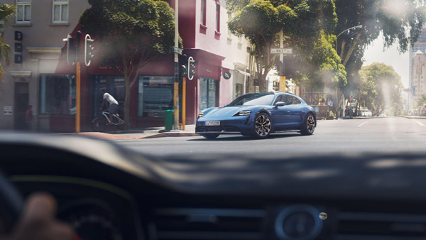 Taycan ഇലക്ട്രിക് കാറിന്റെ ഡെലിവറി രാജ്യത്ത് ആരംഭിച്ച് Porsche