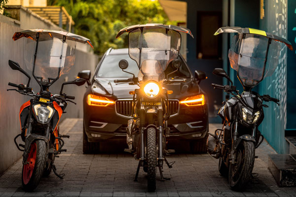 മഴയും വെയിലും ഏൽക്കേണ്ട; ഹിറ്റായി ഇരുചക്ര വാഹനങ്ങളിലെ പുത്തൻ ഷീൽഡ് സജ്ജീകരണം