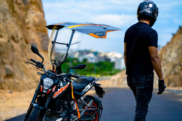 മഴയും വെയിലും ഏൽക്കേണ്ട; ഹിറ്റായി ഇരുചക്ര വാഹനങ്ങളിലെ പുത്തൻ ഷീൽഡ് സജ്ജീകരണം