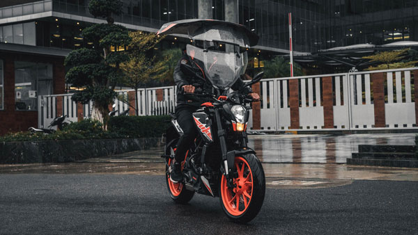 മഴയും വെയിലും ഏൽക്കേണ്ട; ഹിറ്റായി ഇരുചക്ര വാഹനങ്ങളിലെ പുത്തൻ ഷീൽഡ് സജ്ജീകരണം