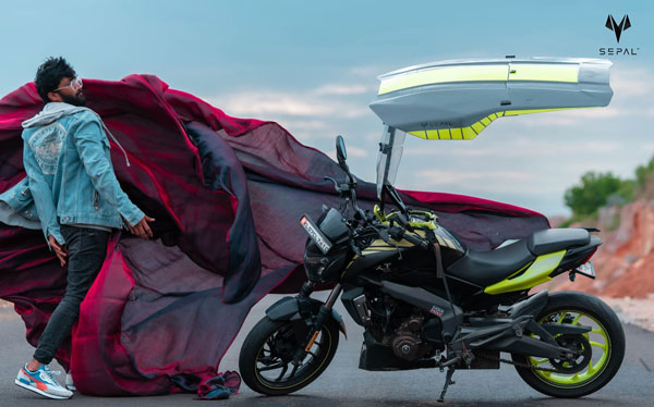 മഴയും വെയിലും ഏൽക്കേണ്ട; ഹിറ്റായി ഇരുചക്ര വാഹനങ്ങളിലെ പുത്തൻ ഷീൽഡ് സജ്ജീകരണം