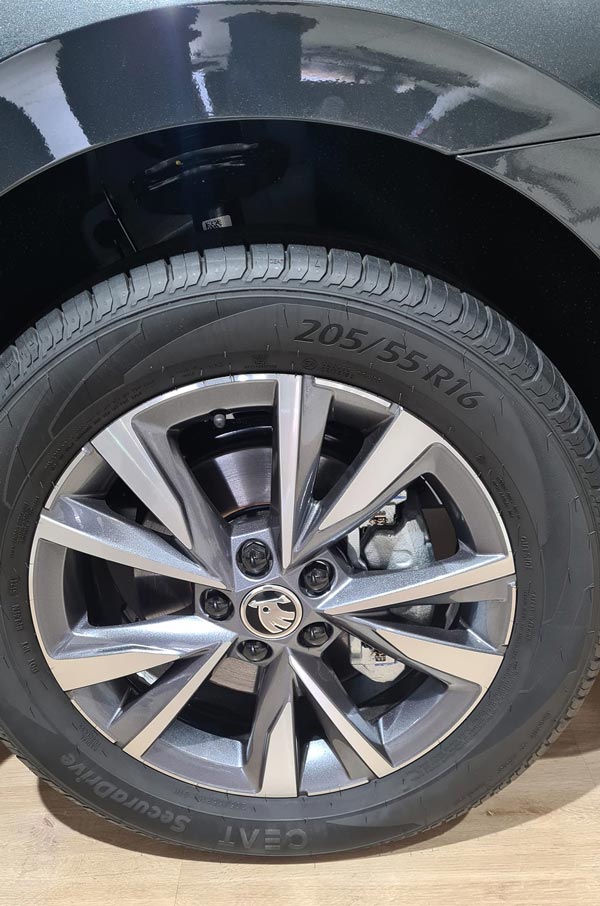 Skoda Slavia ഡിസ്‌പ്ലേ മോഡലുകള്‍ ഡീലര്‍ഷിപ്പുകളില്‍ എത്തി; കൂടുതല്‍ വിവരങ്ങള്‍ പുറത്ത്