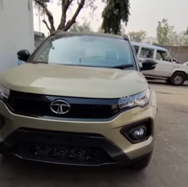 അവതരണത്തിന് മുമ്പ് ഡീലർ യാർഡിൽ ക്യാമറയിൽ കുടുങ്ങി Tata Nexon Kaziranga എഡിഷൻ; വീഡിയോ