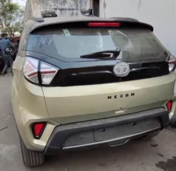 അവതരണത്തിന് മുമ്പ് ഡീലർ യാർഡിൽ ക്യാമറയിൽ കുടുങ്ങി Tata Nexon Kaziranga എഡിഷൻ; വീഡിയോ