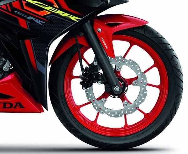 2022 Yamaha R15 V4 Vs Honda CBR150R: എഞ്ചിന്‍, ഫീച്ചര്‍, വില താരതമ്യം ഇത്