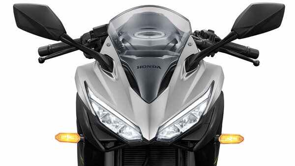 2022 Yamaha R15 V4 Vs Honda CBR150R: എഞ്ചിന്‍, ഫീച്ചര്‍, വില താരതമ്യം ഇത്