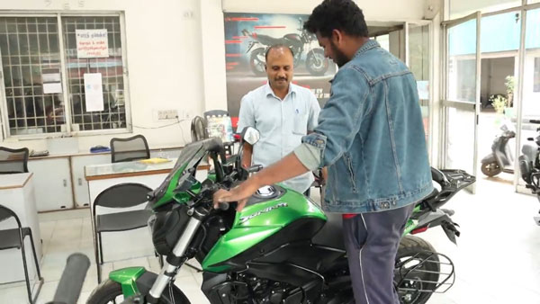 ഒറ്റ രൂപ നാണയങ്ങൾ കൂട്ടിവെച്ച് 2.6 ലക്ഷത്തിന്റെ Bajaj Dominar സ്വന്തമാക്കി തമിഴ്നാട് സ്വദേശി
