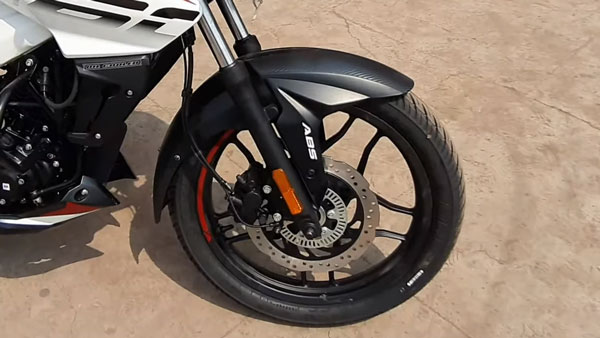 സ്‌പോര്‍ട്ടി ലുക്കില്‍ അണിഞ്ഞൊരുങ്ങി Bajaj Pulsar NS160; മാറ്റങ്ങളും നവീകരണങ്ങളും ഇങ്ങനെ