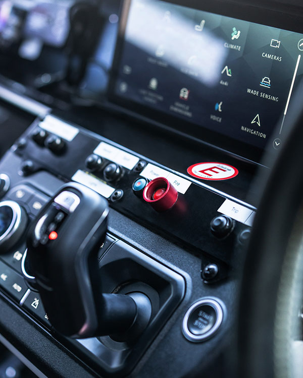 ബോണ്ട് ഫ്രാഞ്ചൈസിയുടെ 60 -ാം വാർഷികം ആഘോഷിക്കാൻ സ്പെഷ്യൽ എഡിഷൻ Defender അവതരിപ്പിച്ച് Land Rover