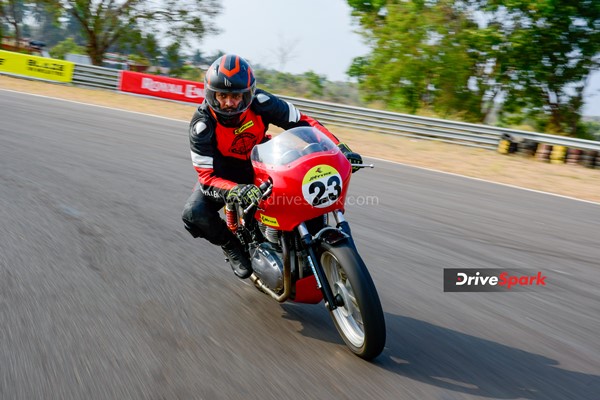 റോയല് എന്ഫീല്ഡ് കോണ്ടിനെന്റല് GT-R650 & GT കപ്പ്: റെട്രോ റേസിംഗിനെ അടുത്തറിയാം റോയല് എന്ഫീല്ഡ് കോണ്ടിനെന്റല് GT-R650 & GT കപ്പ്: റെട്രോ റേസിംഗിനെ അടുത്തറിയാം