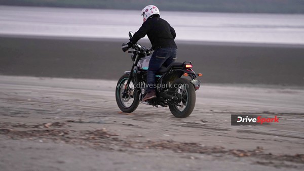 ഹിമാലയനെ പോലെ, പക്ഷേ ഹിമാലയനല്ല! പുത്തൻ Scram 411 മോഡലിന്റെ റിവ്യൂ വിശേഷങ്ങൾ