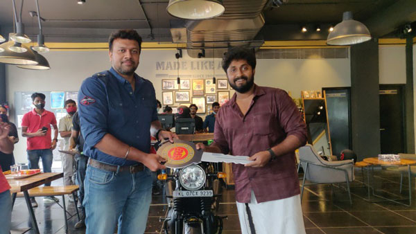 ധ്യാൻ ശ്രീനിവാസൻ മുതൽ നേവി റിയർ അഡ്മിറൽ വരെ; Royal Enfield 650 Twins ലിമിറ്റഡ് എഡിഷൻ കരസ്ഥമാക്കിയ പ്രമുഖർ 