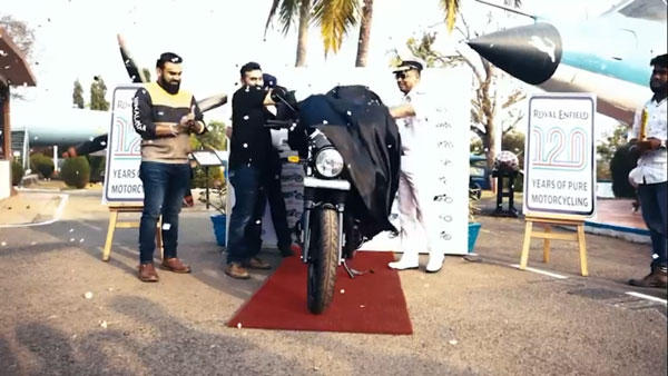 ധ്യാൻ ശ്രീനിവാസൻ മുതൽ നേവി റിയർ അഡ്മിറൽ വരെ; Royal Enfield 650 Twins ലിമിറ്റഡ് എഡിഷൻ കരസ്ഥമാക്കിയ പ്രമുഖർ 