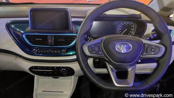 ഇന്ത്യൻ വിപണിയ്ക്കായി Tata Altroz & Mahindra XUV300 ഇവികൾ അണിയറയിൽ