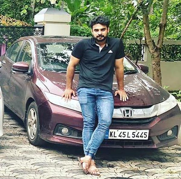 Honda City മുതൽ Audi Q7 വരെ; മലയാളത്തിന്റെ മിന്നും താരം ടൊവിനോയുടെ കാർ കളക്ഷൻ