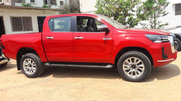 ലോഞ്ചിന് മുന്നോടിയായി ഡീലർഷിക്കുകളിൽ വിസ്മയം നിറച്ച് Toyota Hilux പിക്കപ്പ് ട്രക്കുകൾ