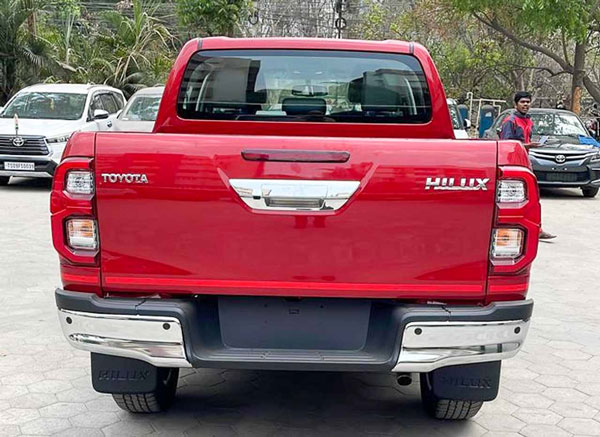 ലോഞ്ചിന് മുന്നോടിയായി ഡീലർഷിക്കുകളിൽ വിസ്മയം നിറച്ച് Toyota Hilux പിക്കപ്പ് ട്രക്കുകൾ