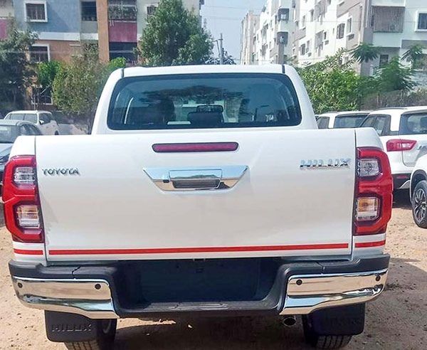 ലോഞ്ചിന് മുന്നോടിയായി ഡീലർഷിക്കുകളിൽ വിസ്മയം നിറച്ച് Toyota Hilux പിക്കപ്പ് ട്രക്കുകൾ