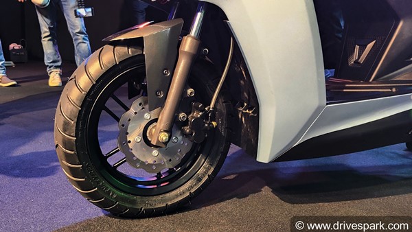 300 കിലോമീറ്ററിലധികം റേഞ്ചും, മികച്ച പെര്‍ഫോമെന്‍സും; ഇലക്ട്രിക് സ്‌കൂട്ടറിനെ നവീകരിച്ച് Simple Energy