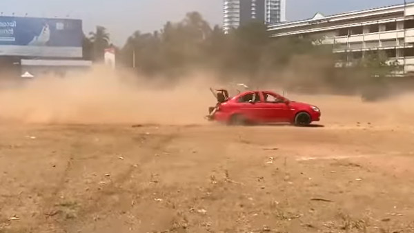 റാഷ് ഡ്രൈവിംഗിന് പെൺകുട്ടികൾക്ക് കിട്ടിയ മുട്ടൻ പണി; 3 മണിക്കൂർ ബോധവൽക്കരണ ക്ലാസ് സമ്മാനിച്ചത് വൈറൽ വീഡിയോ