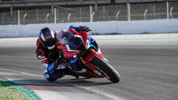 സംഭവം ഏപ്രിൽ ഫൂളൊന്നുമല്ല, CBR1000RR-R ഫയർബ്ലേഡിന് 10 ലക്ഷം രൂപയോളം വില കുറച്ച് Honda