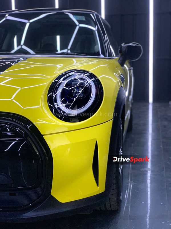 പുത്തൻ മഞ്ഞക്കിളിയുമായി മഞ്ജു വാര്യർ; റേസിംഗ് യെല്ലോ നിറത്തിൽ Mini Cooper SE സ്വന്തമാക്കി താരം