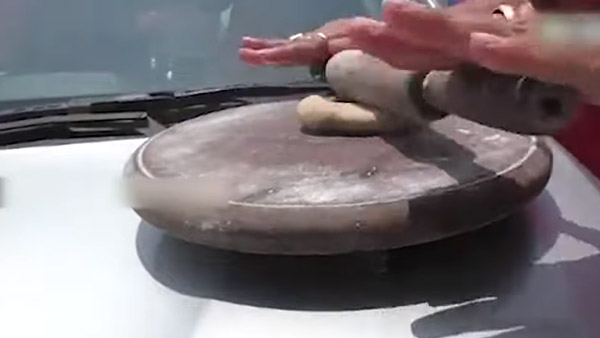 കൊടും ചൂടില്‍ കാറിന്റെ ബോണറ്റില്‍ ചപ്പാത്തി ചുട്ട് യുവതി; വീഡിയോ വൈറല്‍