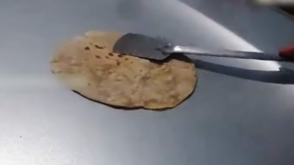 കൊടും ചൂടില്‍ കാറിന്റെ ബോണറ്റില്‍ ചപ്പാത്തി ചുട്ട് യുവതി; വീഡിയോ വൈറല്‍