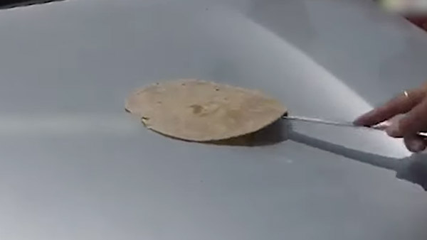 കൊടും ചൂടില്‍ കാറിന്റെ ബോണറ്റില്‍ ചപ്പാത്തി ചുട്ട് യുവതി; വീഡിയോ വൈറല്‍