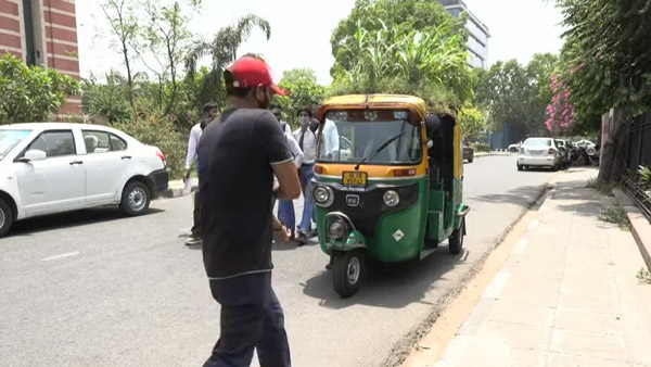 ചൂടിനെ പ്രതിരോധിക്കാൻ ചെടികൾ! ഓട്ടോറിക്ഷയ്ക്ക് മുകളിൽ മിനി ഗാർഡൻ സജ്ജമാക്കി ഡ്രൈവർ