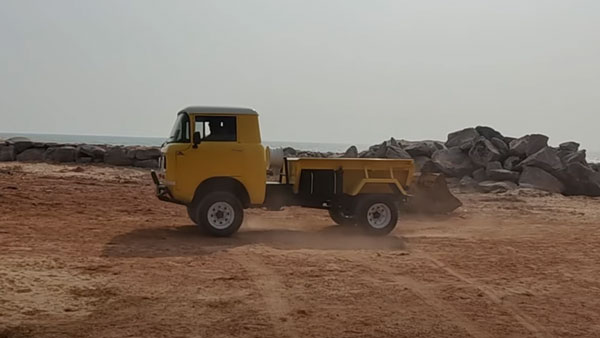 മാസ്മരിക വിന്റേജ് ലുക്കിൽ അണിഞ്ഞൊരുങ്ങി കസ്റ്റം ബിൾഡ് Mahindra FJ-460 DX