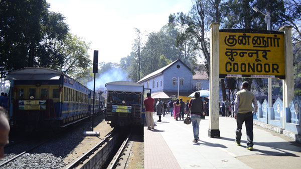 മലനിരകളുടെ മനം മയക്കും പ്രകൃതിഭംഗി കാട്ടിത്തരുന്ന ഊട്ടിയിലെ ടോയ് ട്രെയിനുകൾ