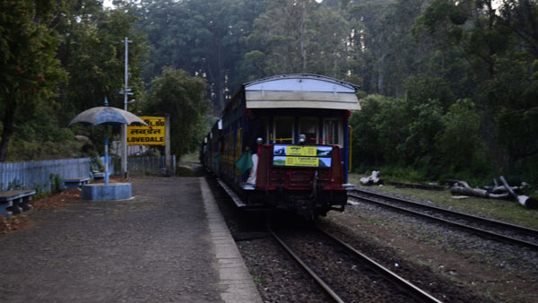 മലനിരകളുടെ മനം മയക്കും പ്രകൃതിഭംഗി കാട്ടിത്തരുന്ന ഊട്ടിയിലെ ടോയ് ട്രെയിനുകൾ