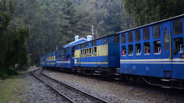 മലനിരകളുടെ മനം മയക്കും പ്രകൃതിഭംഗി കാട്ടിത്തരുന്ന ഊട്ടിയിലെ ടോയ് ട്രെയിനുകൾ