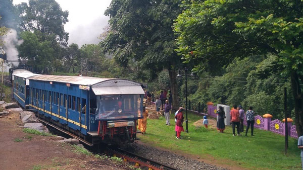 മലനിരകളുടെ മനം മയക്കും പ്രകൃതിഭംഗി കാട്ടിത്തരുന്ന ഊട്ടിയിലെ ടോയ് ട്രെയിനുകൾ
