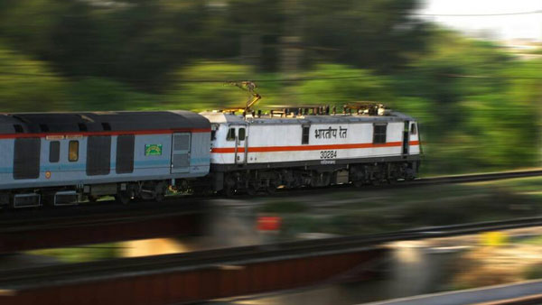 ഇന്ത്യയിലെ ഏറ്റവും വേഗതയേറിയ ട്രെയിനുകളെ പരിചയപ്പെട്ടാലോ?