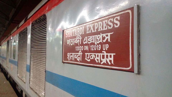 ഇന്ത്യയിലെ ഏറ്റവും വേഗതയേറിയ ട്രെയിനുകളെ പരിചയപ്പെട്ടാലോ?