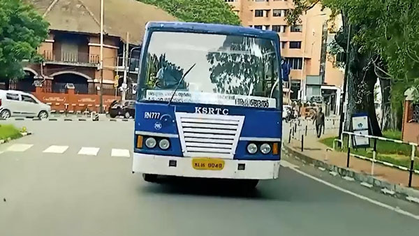 KSRTC-യുടെ നെടു നീളൻ പാമ്പൻ ബസ് കൊച്ചിയിൽ; അനാക്കോണ്ടയുടെ സർവ്വീസ് തോപ്പുംപടി-കരുനാഗപ്പള്ളി റൂട്ടിൽ