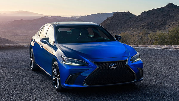 Lexus ES മുതൽ Ferrari F12 Berlinetta വരെ; മിയ ഖലീഫയുടെ സെക്സി & ഹോട്ട് കാർ കളക്ഷൻ