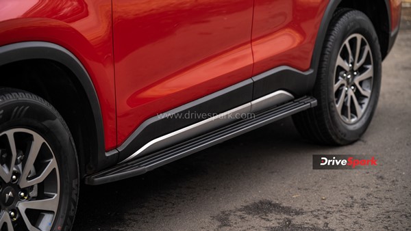 പുതിയ സസ്പെൻഷൻ സജ്ജീകരണം വളരെ മികച്ചതാണ്. മുന്നിൽ കോയിൽ-ഓവർ ഷോക്കുകളുള്ള double wishbone ഉണ്ട്. പിന്നിൽ, മഹീന്ദ്ര പുതിയ സംവിധാനമാണ് സജ്ജീകരിച്ചിരിക്കുന്നത്. അഞ്ച് ലിങ്കുകളെ സൂചിപ്പിക്കുന്ന pentalink എന്നാണ് ഇതിനെ വിളിക്കുന്നത്, ഇത് ഒരു വാട്ട് ലിങ്കേജ് സിസ്റ്റം ഉപയോഗിക്കുന്നു. ഇതാണ് സസ്പെൻഷൻ സംവിധാനം പ്രവർത്തിപ്പിക്കുന്നത്.പുതിയ സസ്പെൻഷൻ സജ്ജീകരണം വളരെ മികച്ചതാണ്. മുന്നിൽ കോയിൽ-ഓവർ ഷോക്കുകളുള്ള double wishbone ഉണ്ട്. പിന്നിൽ, മഹീന്ദ്ര പുതിയ സംവിധാനമാണ് സജ്ജീകരിച്ചിരിക്കുന്നത്. അഞ്ച് ലിങ്കുകളെ സൂചിപ്പിക്കുന്ന pentalink എന്നാണ് ഇതിനെ വിളിക്കുന്നത്, ഇത് ഒരു വാട്ട് ലിങ്കേജ് സിസ്റ്റം ഉപയോഗിക്കുന്നു. ഇതാണ് സസ്പെൻഷൻ സംവിധാനം പ്രവർത്തിപ്പിക്കുന്നത്.ആരെയും ആകർഷിക്കും Mahindra -യുടെ ബിഗ് ഡാഡി; Scorpio-N -ന്റെ റിവ്യൂ വിശേഷങ്ങൾ