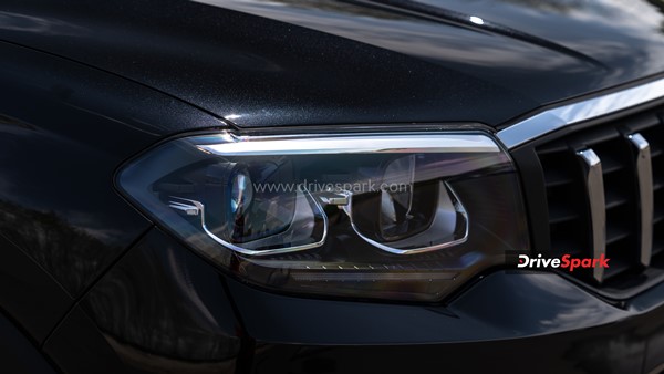 പുതിയ സസ്പെൻഷൻ സജ്ജീകരണം വളരെ മികച്ചതാണ്. മുന്നിൽ കോയിൽ-ഓവർ ഷോക്കുകളുള്ള double wishbone ഉണ്ട്. പിന്നിൽ, മഹീന്ദ്ര പുതിയ സംവിധാനമാണ് സജ്ജീകരിച്ചിരിക്കുന്നത്. അഞ്ച് ലിങ്കുകളെ സൂചിപ്പിക്കുന്ന pentalink എന്നാണ് ഇതിനെ വിളിക്കുന്നത്, ഇത് ഒരു വാട്ട് ലിങ്കേജ് സിസ്റ്റം ഉപയോഗിക്കുന്നു. ഇതാണ് സസ്പെൻഷൻ സംവിധാനം പ്രവർത്തിപ്പിക്കുന്നത്.പുതിയ സസ്പെൻഷൻ സജ്ജീകരണം വളരെ മികച്ചതാണ്. മുന്നിൽ കോയിൽ-ഓവർ ഷോക്കുകളുള്ള double wishbone ഉണ്ട്. പിന്നിൽ, മഹീന്ദ്ര പുതിയ സംവിധാനമാണ് സജ്ജീകരിച്ചിരിക്കുന്നത്. അഞ്ച് ലിങ്കുകളെ സൂചിപ്പിക്കുന്ന pentalink എന്നാണ് ഇതിനെ വിളിക്കുന്നത്, ഇത് ഒരു വാട്ട് ലിങ്കേജ് സിസ്റ്റം ഉപയോഗിക്കുന്നു. ഇതാണ് സസ്പെൻഷൻ സംവിധാനം പ്രവർത്തിപ്പിക്കുന്നത്.ആരെയും ആകർഷിക്കും Mahindra -യുടെ ബിഗ് ഡാഡി; Scorpio-N -ന്റെ റിവ്യൂ വിശേഷങ്ങൾ