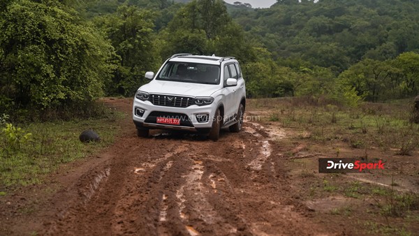 പുതിയ സസ്പെൻഷൻ സജ്ജീകരണം വളരെ മികച്ചതാണ്. മുന്നിൽ കോയിൽ-ഓവർ ഷോക്കുകളുള്ള double wishbone ഉണ്ട്. പിന്നിൽ, മഹീന്ദ്ര പുതിയ സംവിധാനമാണ് സജ്ജീകരിച്ചിരിക്കുന്നത്. അഞ്ച് ലിങ്കുകളെ സൂചിപ്പിക്കുന്ന pentalink എന്നാണ് ഇതിനെ വിളിക്കുന്നത്, ഇത് ഒരു വാട്ട് ലിങ്കേജ് സിസ്റ്റം ഉപയോഗിക്കുന്നു. ഇതാണ് സസ്പെൻഷൻ സംവിധാനം പ്രവർത്തിപ്പിക്കുന്നത്.പുതിയ സസ്പെൻഷൻ സജ്ജീകരണം വളരെ മികച്ചതാണ്. മുന്നിൽ കോയിൽ-ഓവർ ഷോക്കുകളുള്ള double wishbone ഉണ്ട്. പിന്നിൽ, മഹീന്ദ്ര പുതിയ സംവിധാനമാണ് സജ്ജീകരിച്ചിരിക്കുന്നത്. അഞ്ച് ലിങ്കുകളെ സൂചിപ്പിക്കുന്ന pentalink എന്നാണ് ഇതിനെ വിളിക്കുന്നത്, ഇത് ഒരു വാട്ട് ലിങ്കേജ് സിസ്റ്റം ഉപയോഗിക്കുന്നു. ഇതാണ് സസ്പെൻഷൻ സംവിധാനം പ്രവർത്തിപ്പിക്കുന്നത്.ആരെയും ആകർഷിക്കും Mahindra -യുടെ ബിഗ് ഡാഡി; Scorpio-N -ന്റെ റിവ്യൂ വിശേഷങ്ങൾ