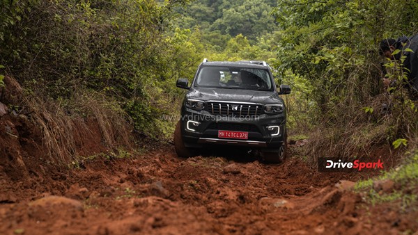 പുതിയ സസ്പെൻഷൻ സജ്ജീകരണം വളരെ മികച്ചതാണ്. മുന്നിൽ കോയിൽ-ഓവർ ഷോക്കുകളുള്ള double wishbone ഉണ്ട്. പിന്നിൽ, മഹീന്ദ്ര പുതിയ സംവിധാനമാണ് സജ്ജീകരിച്ചിരിക്കുന്നത്. അഞ്ച് ലിങ്കുകളെ സൂചിപ്പിക്കുന്ന pentalink എന്നാണ് ഇതിനെ വിളിക്കുന്നത്, ഇത് ഒരു വാട്ട് ലിങ്കേജ് സിസ്റ്റം ഉപയോഗിക്കുന്നു. ഇതാണ് സസ്പെൻഷൻ സംവിധാനം പ്രവർത്തിപ്പിക്കുന്നത്.പുതിയ സസ്പെൻഷൻ സജ്ജീകരണം വളരെ മികച്ചതാണ്. മുന്നിൽ കോയിൽ-ഓവർ ഷോക്കുകളുള്ള double wishbone ഉണ്ട്. പിന്നിൽ, മഹീന്ദ്ര പുതിയ സംവിധാനമാണ് സജ്ജീകരിച്ചിരിക്കുന്നത്. അഞ്ച് ലിങ്കുകളെ സൂചിപ്പിക്കുന്ന pentalink എന്നാണ് ഇതിനെ വിളിക്കുന്നത്, ഇത് ഒരു വാട്ട് ലിങ്കേജ് സിസ്റ്റം ഉപയോഗിക്കുന്നു. ഇതാണ് സസ്പെൻഷൻ സംവിധാനം പ്രവർത്തിപ്പിക്കുന്നത്.ആരെയും ആകർഷിക്കും Mahindra -യുടെ ബിഗ് ഡാഡി; Scorpio-N -ന്റെ റിവ്യൂ വിശേഷങ്ങൾ